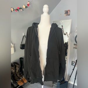 BRANDY MELVILLE BLACK ZIP UP